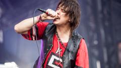 Julian Casablancas, dopo Jimi Hendrix se la prende anche con i Beatles: “Ho forse il vantaggio che non mi piacevano”