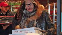 Le foto di Steven Tyler a New York che compra la pizza take away e la offre ai fan