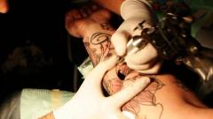 Tatuaggi: mamma svedese sbaglia a scrivere il nome del figlio e gli cambia il nome all'anagrafe. Guarda la foto