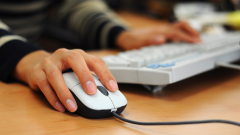 Deve risarcire 7.300€ perché naviga al pc in orario di lavoro