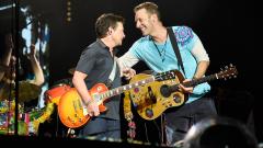 Coldplay e Michael J. Fox insieme sul palco rifanno la musica di Ritorno al futuro. Guarda il video
