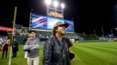 Eddie Vedder ha festeggiato la vittoria dei Chicago Cubs nelle World Series. Guarda le foto
