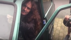 Iron Maiden, Steve Harris: autografo sulla Panda di un fan italiano. Guarda il video
