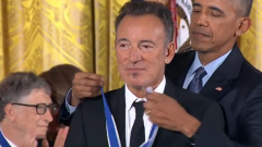 Bruce Springsteen: premiato da Obama "I'm the President, he's The Boss". Guarda il video
