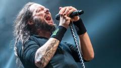 Korn, Jonathan Davis dopo la morte della moglie: «Per me suonare per il pubblico è come una terapia»