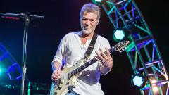 Eddie Van Halen sta male, lotta contro un cancro alla gola: «Colpa del plettro di metallo della chitarra»