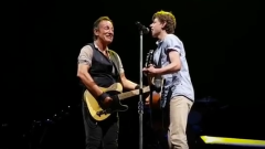 Bruce Springsteen: un ragazzo salta la scuola per andare ad un suo concerto e lo invita a cantare con lui. Guarda la foto e il video