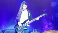 Il debutto live di Tye Trujillo (12 anni) come bassista dei Korn.  Guarda il video