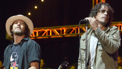 Eddie Vedder scoppia in lacrime dopo aver ricevuto un dono speciale in ricordo di Chris Cornell. Guarda le immagini e la storia