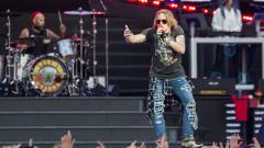 Guns N’Roses: Axl Rose ha dedicato Whole Lotta Rosie alla sua cagnolina scomparsa