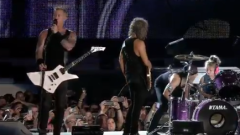 Metallica: una bambina ha suonato al posto di Lars Ulrich. Guarda la foto