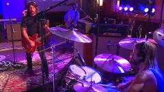 I Foo Fighters suonano a sorpresa Let There Be Rock degli AC/DC! Guarda il video