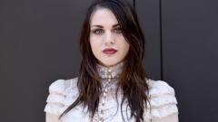 Frances Bean Cobain e l’enorme eredità economica di Kurt Cobain: “Finalmente ho imparato a gestire quei soldi”