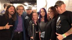 Foo Fighters: Dave Grohl dona il suo tutore ortopedico del 2015 ad una fan infortunata. Guarda le foto
