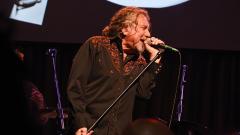 Robert Plant: le cover di Elvis Presley cantate al 70° compleanno della ex moglie! Guarda il video