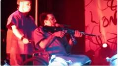 Marilyn Manson: si è esibito live a San Bernardino su una sedia a rotelle e con un fucile (finto). Guarda il video