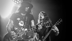 Guns N' Roses: Dave Grohl sul palco assieme alla band di Axl e Slash per Paradise City! Guarda le foto e i video
