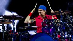 Red Hot Chili Peppers, Chad Smith: “I Foo Fighters mi rovesciarono addosso 220 chili di spaghetti”. Guarda il video