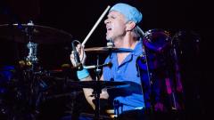 Red Hot Chili Peppers: Chad Smith odia i "Chili Peppers", ma li mangia per beneficenza. Guarda il video