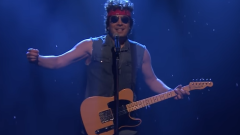 Bruce Springsteen: Jimmy Fallon imita il Boss e canta "Robert Mueller’s Comin’ to Town". Guarda il video