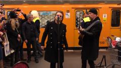 U2: Bono e The Edge suonano a sorpresa nella linea U2 della metro di Berlino! Guarda i video