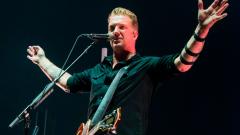 Josh Homme, serata di follia per il cantante: calci alla fotografa, insulti ai Muse. Poi arrivano le scuse. Guarda il video
