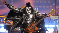 KISS, anche Gene Simmons positivo al COVID-19 con sintomi. La band posticipa altre date del tour