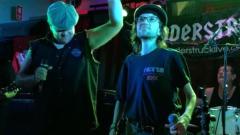 AC/DC: il figlio di Malcolm Young rende omaggio a suo padre suonando "Let There Be Rock" e "The Jack"! Guarda il video