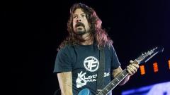 Foo Fighters: gli strumenti utilizzati da Dave Grohl per registrare il documentario Play all'asta per beneficenza. Guarda il video e le foto