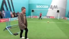 Noel Gallagher umiliato dai figli in una sfida di calcio. Guarda il video