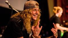 Steven Adler: "La pugnalata è stata un incidente". La dichiarazione del  portavoce del batterista