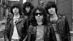 Ramones: in arrivo il film I Slept with Joey Ramone basato sul libro di Mickey Leigh, fratello di Joey