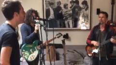 Matthew Bellamy e Miles Kane provano un brano dei Beatles con la loro cover band. Guarda il video