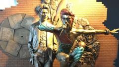 David Bowie: qualcuno ha (nuovamente) vandalizzato la statua Aylesbury. Le immagini
