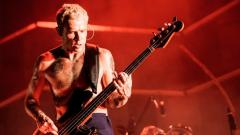 Red Hot Chili Peppers, Flea: "L'instabilità del mio patrigno mi ispirò ad essere migliore. Poi arrivò il punk rock"