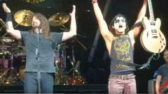 Foo Fighters: Dave Grohl fa salire sul palco un fan col make up dei KISS per suonare con la band, e lo stadio impazzisce! Guarda i video