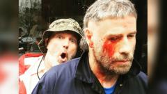 Limp Bizkit: John Travolta (irriconoscibile) diventa uno stalker nel nuovo film di Fred Durst. Guarda le foto
