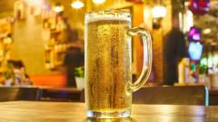 Bere una birra sotto la doccia aumenta la creatività, lo dimostra uno studio. Tutti i dettagli