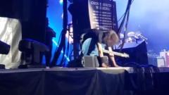 Foo Fighters: Dave Grohl l'ha fatto ancora, è quasi caduto dal palco come in Svezia nel 2015! Guarda il video