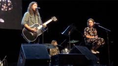 Foo Fighters: Dave Grohl si esibisce in concerto con le due figlie di 9 e 12 anni. Guarda il video
