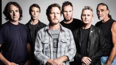 Pearl Jam, il giorno in cui Jeff Ament venne rapinato fuori dallo studio di Atlanta. Guarda il video della sicurezza