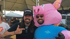 Foo Fighters: Dave Grohl ha fatto il giudice a una gara internazionale di barbecue! Guarda le foto e i video