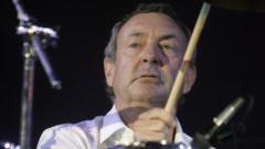 Pink Floyd: Nick Mason debutta in concerto con i ‘Saucerful of Secrets’, la sua nuova band. Guarda le foto e i video