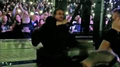 U2: Bono non vede le scale e cade dal palco durante il concerto a Chicago. Guarda i video