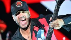 Tom Morello: un fan prova a farsi un selfie sul palco, lui gli lancia il telefono tra la folla. Guarda il video