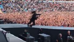 Foo Fighters: Dave Grohl è caduto dal palco come tre anni fa in Svezia?! Guarda il video dello SCHERZO