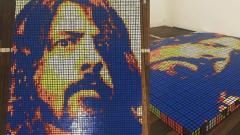 Foo Fighters: Dave Grohl è stato ritratto utilizzando 725 cubi di Rubik! Guarda il video