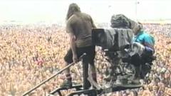 Pearl Jam: Eddie Vedder ha incontrato il cameraman che lo aiutò durante il “tuffo” al PinkPop nel 1992! Guarda lo storico video