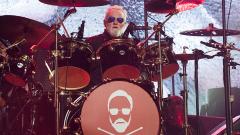 Queen, Roger Taylor svela qual è il batterista che l'ha sempre ispirato: "Suonava come il tuono!"
