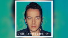 Joe Strummer: il 28 settembre uscirà JOE STRUMMER 001, la raccolta dedicata al leader dei Clash con inediti e rarità. Tutti i dettagli